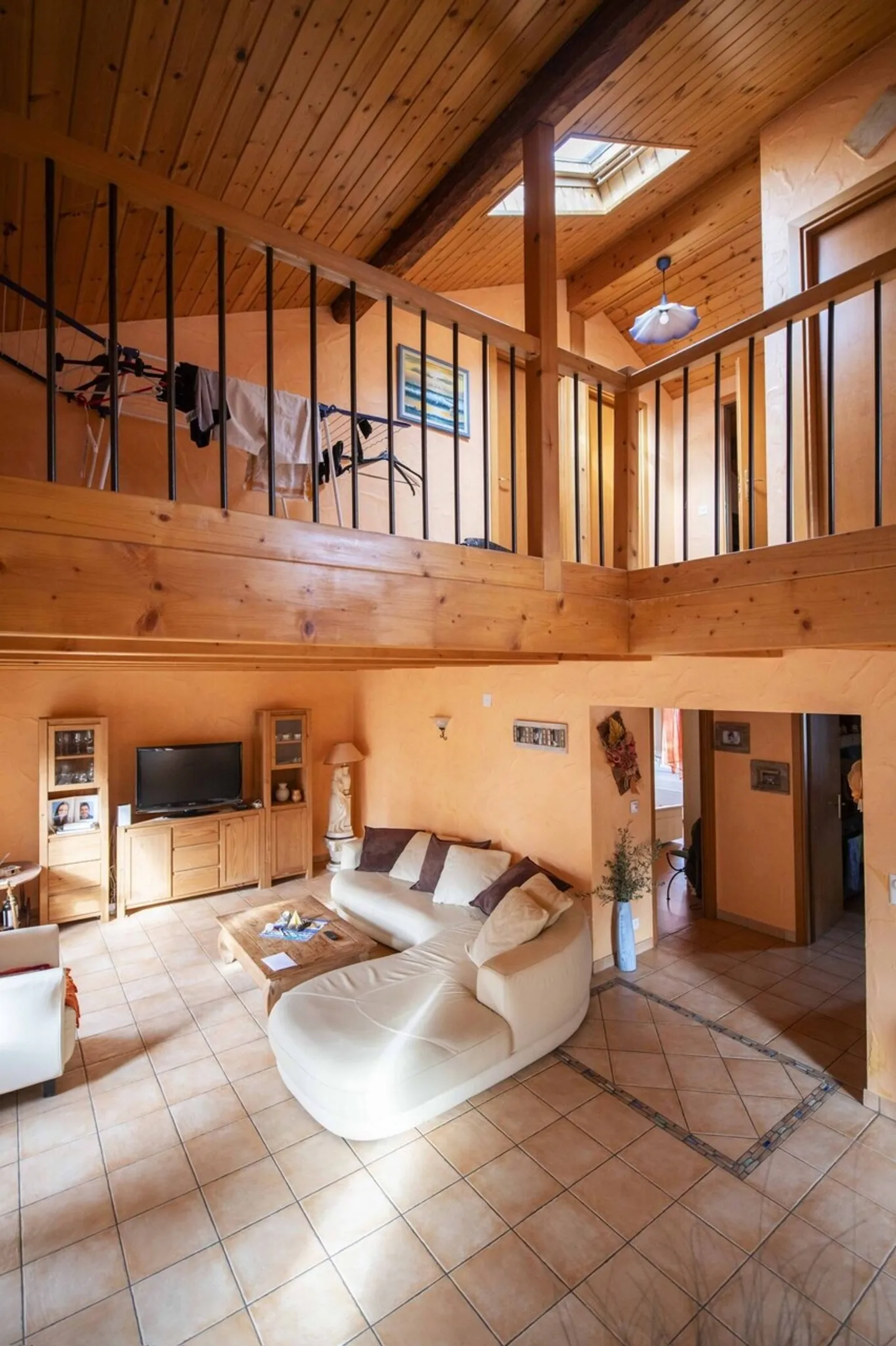 Casa di villaggio con 2 appartamenti di 3,5 e 4,5 stanze e una stalla da ristrutturare - Foto 6 di 13