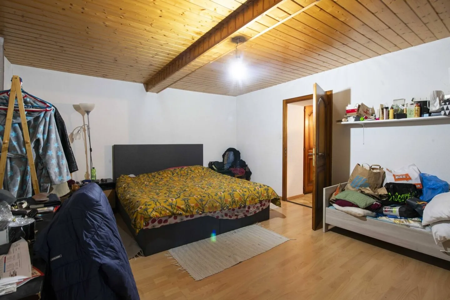 Casa di villaggio con 2 appartamenti di 3,5 e 4,5 stanze e una stalla da ristrutturare - Foto 10 di 13