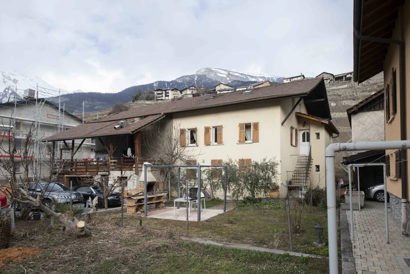 Casa di villaggio con 2 appartamenti di 3,5 e 4,5 stanze e una stalla da ristrutturare - Foto 12 di 13