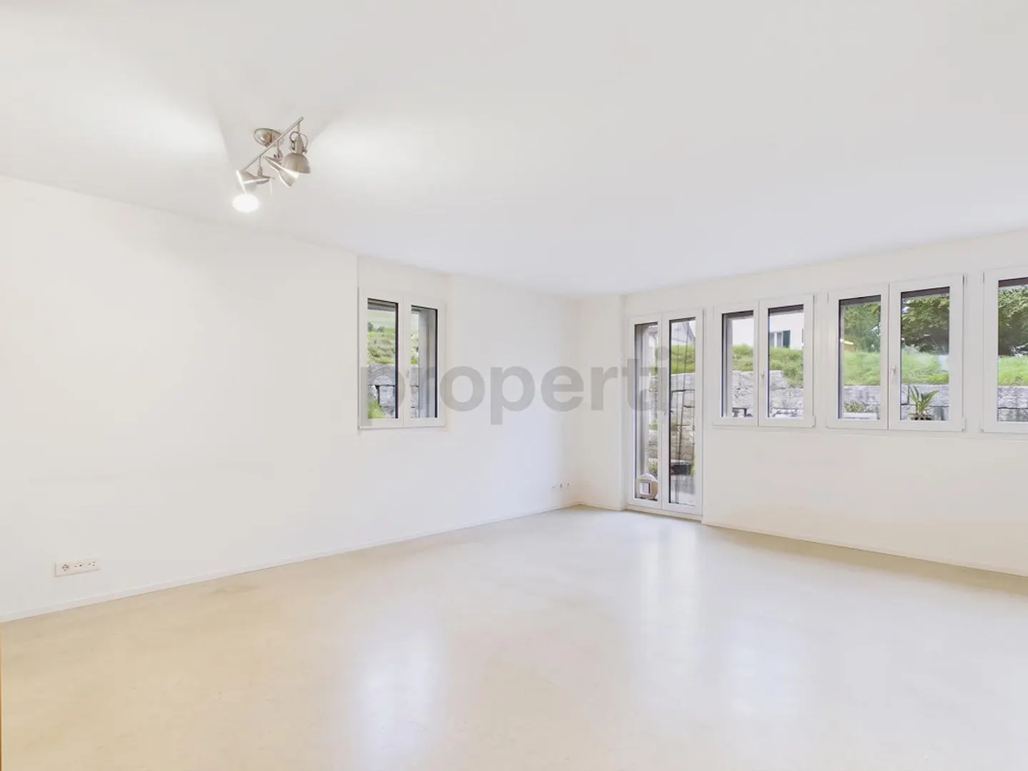 Casa a schiera di 4 stanze quasi nuova con giardino privato in una posizione naturale tranquilla - Foto 1 di 12