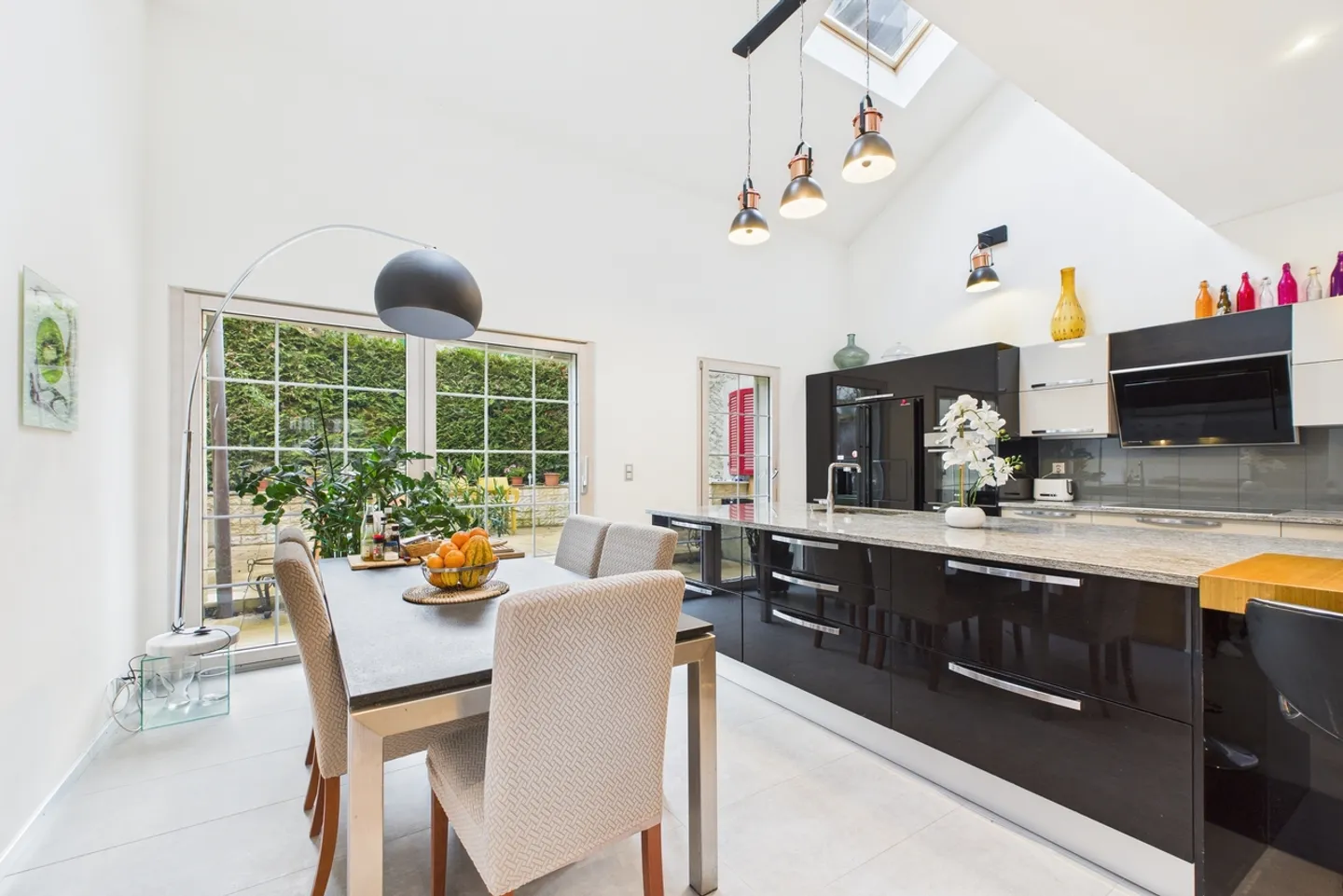 Volume et Proximité du Centre du Village - Photo 3 sur 8