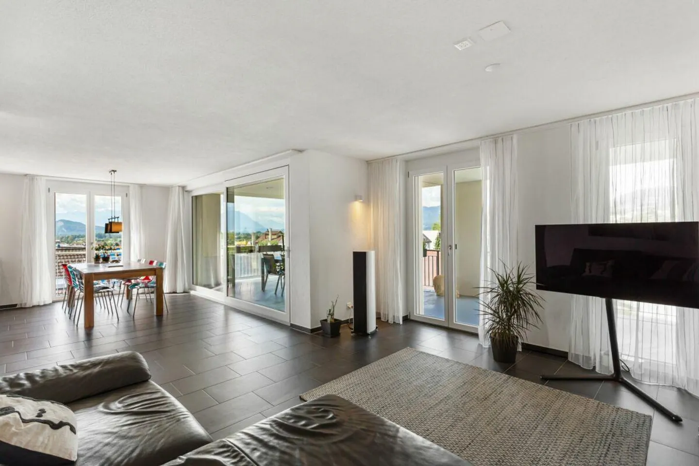 Geräumige Wohnung mit Terrasse - Foto 3 von 11