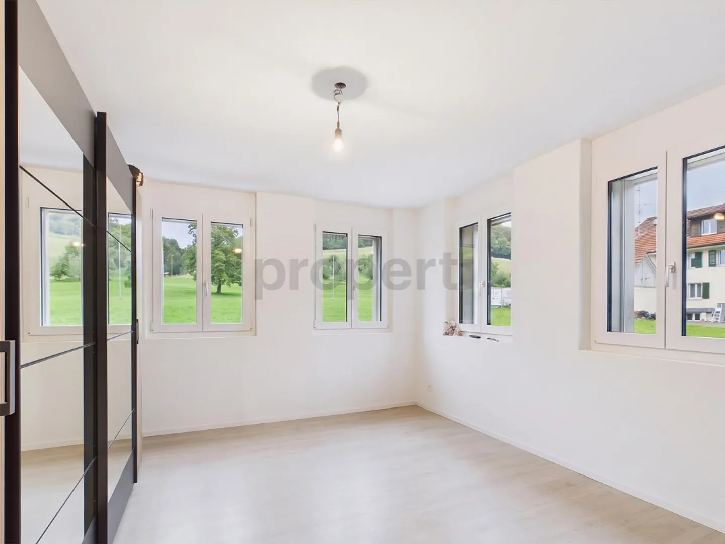 Casa a schiera di 4 stanze quasi nuova con giardino privato in una posizione naturale tranquilla - Foto 7 di 12