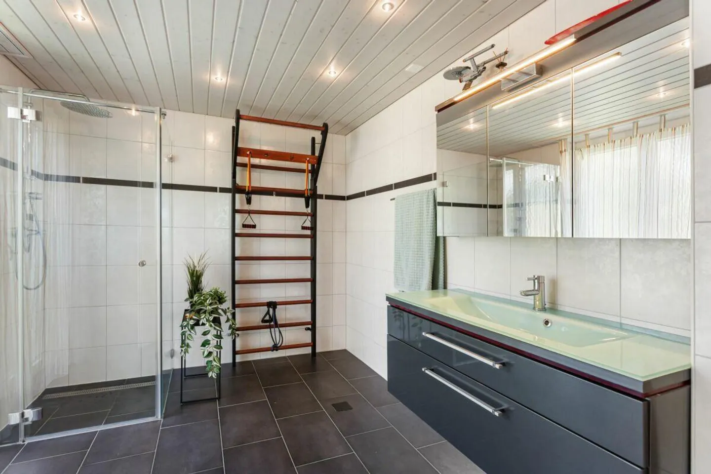 Geräumige Wohnung mit Terrasse - Foto 8 von 11
