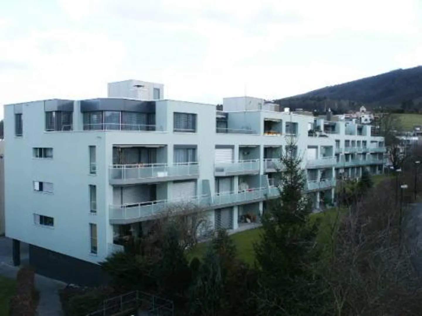 Appartement de rez-de-chaussée rénové de 4,5 pièces - Photo 2 sur 11