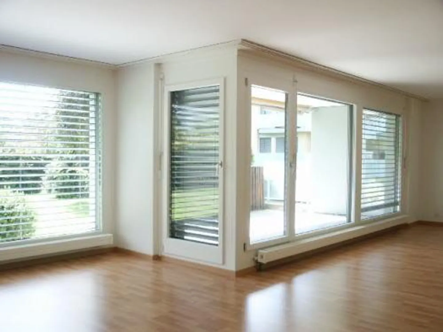 Appartement de rez-de-chaussée rénové de 4,5 pièces - Photo 3 sur 11