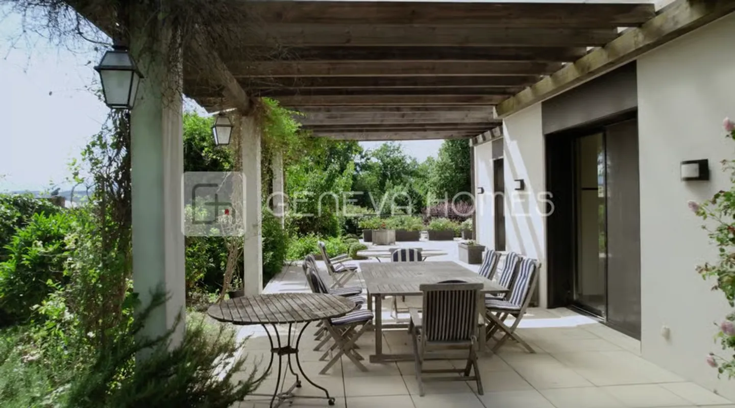 Magnificent villa near the lake in Vésenaz - Photo 2 of 6