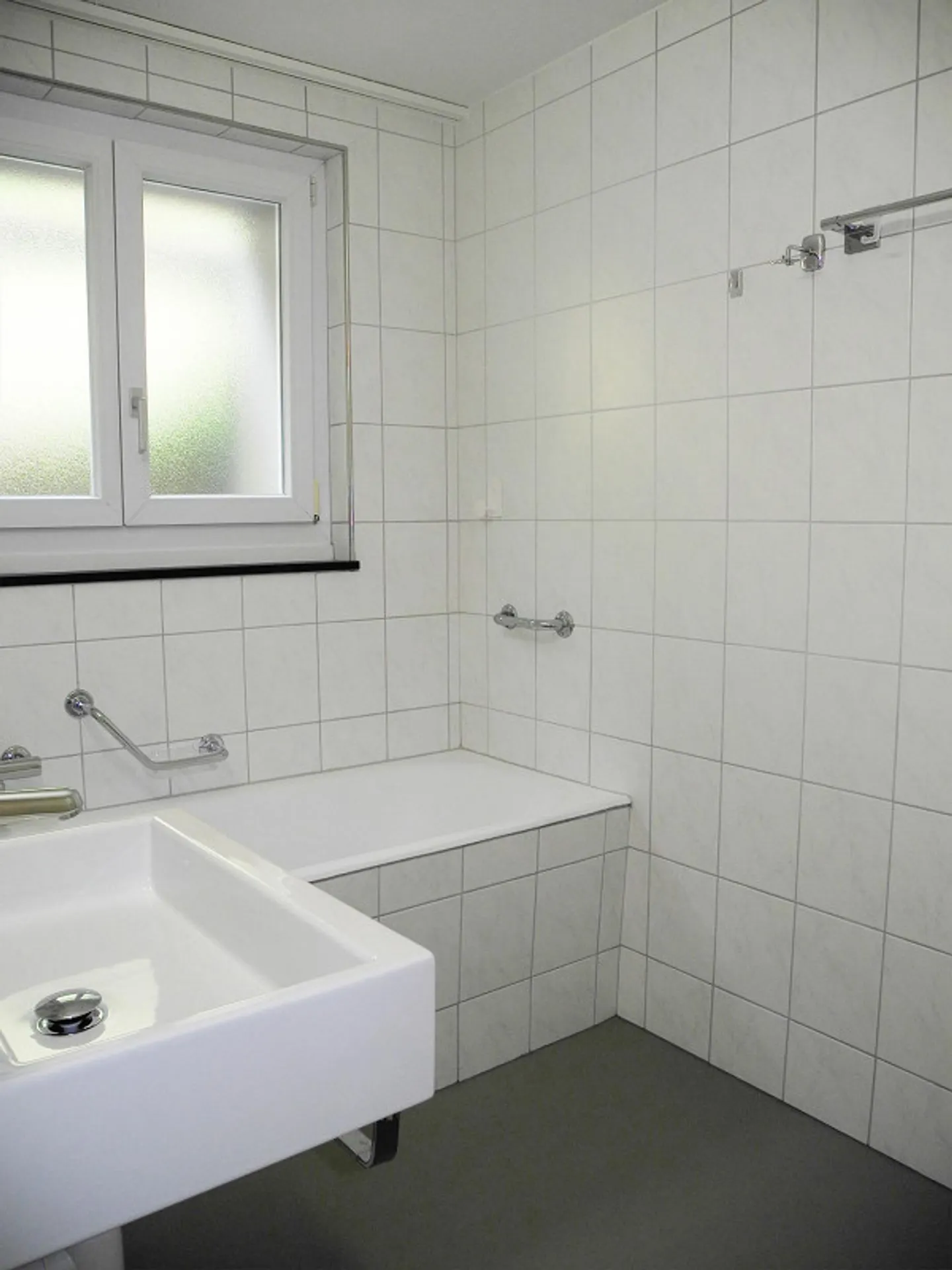 Appartamento tranquillo di 5,5 stanze nel verde con vista panoramica, balcone e area salotto - Foto 2 di 7