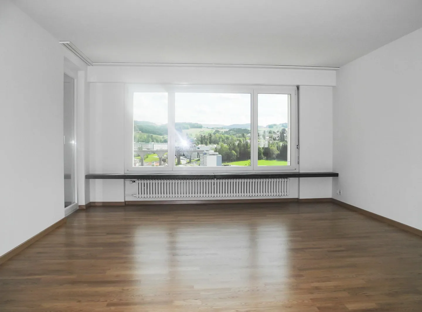 Appartamento tranquillo di 5,5 stanze nel verde con vista panoramica, balcone e area salotto - Foto 4 di 7