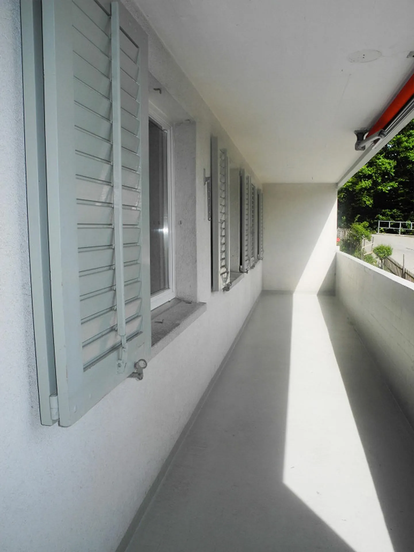 Appartamento tranquillo di 5,5 stanze nel verde con vista panoramica, balcone e area salotto - Foto 6 di 7
