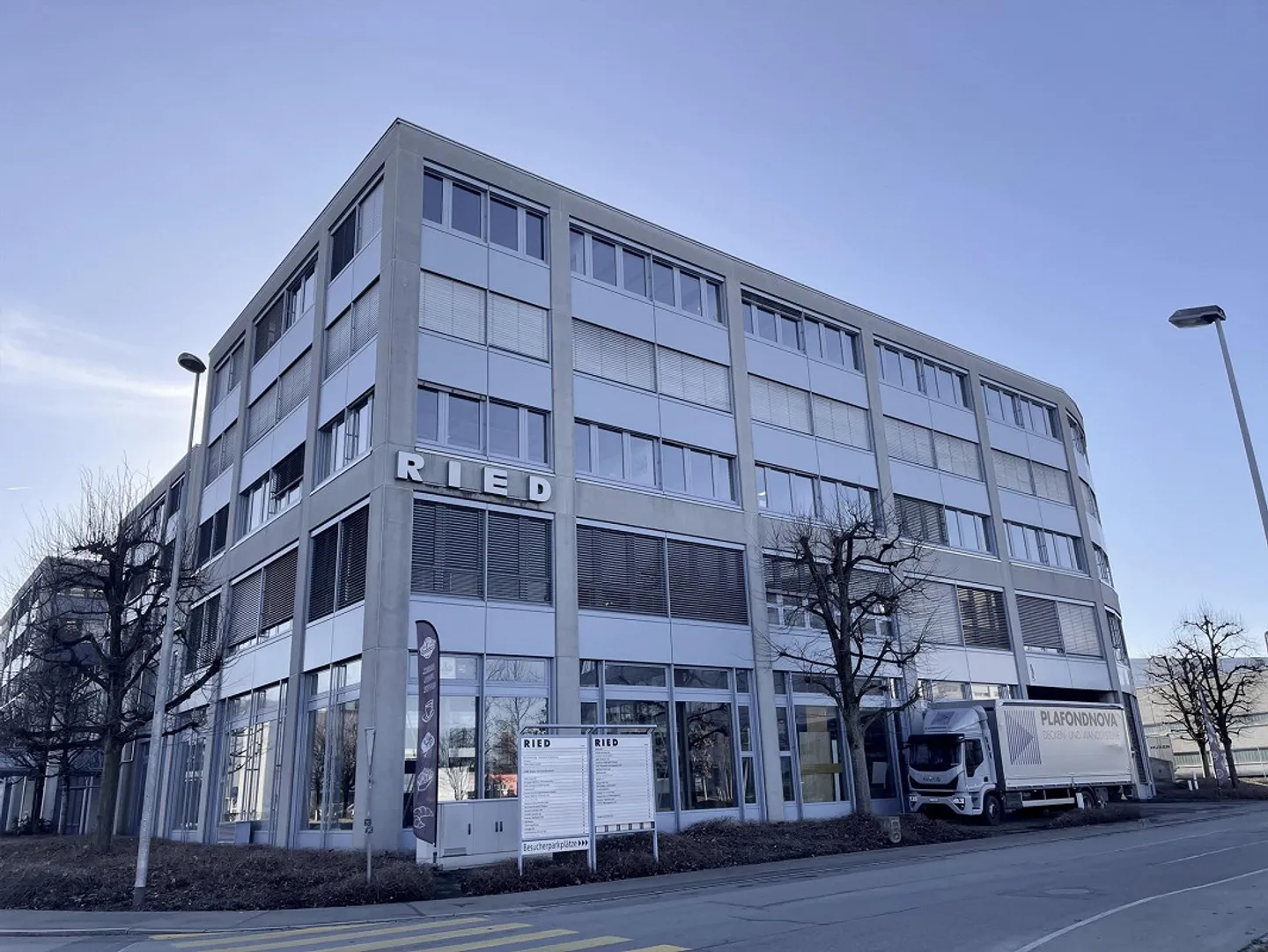 Espace de bureau/commercial polyvalent et attrayant à louer à Rotkreuz - Photo 1 sur 15