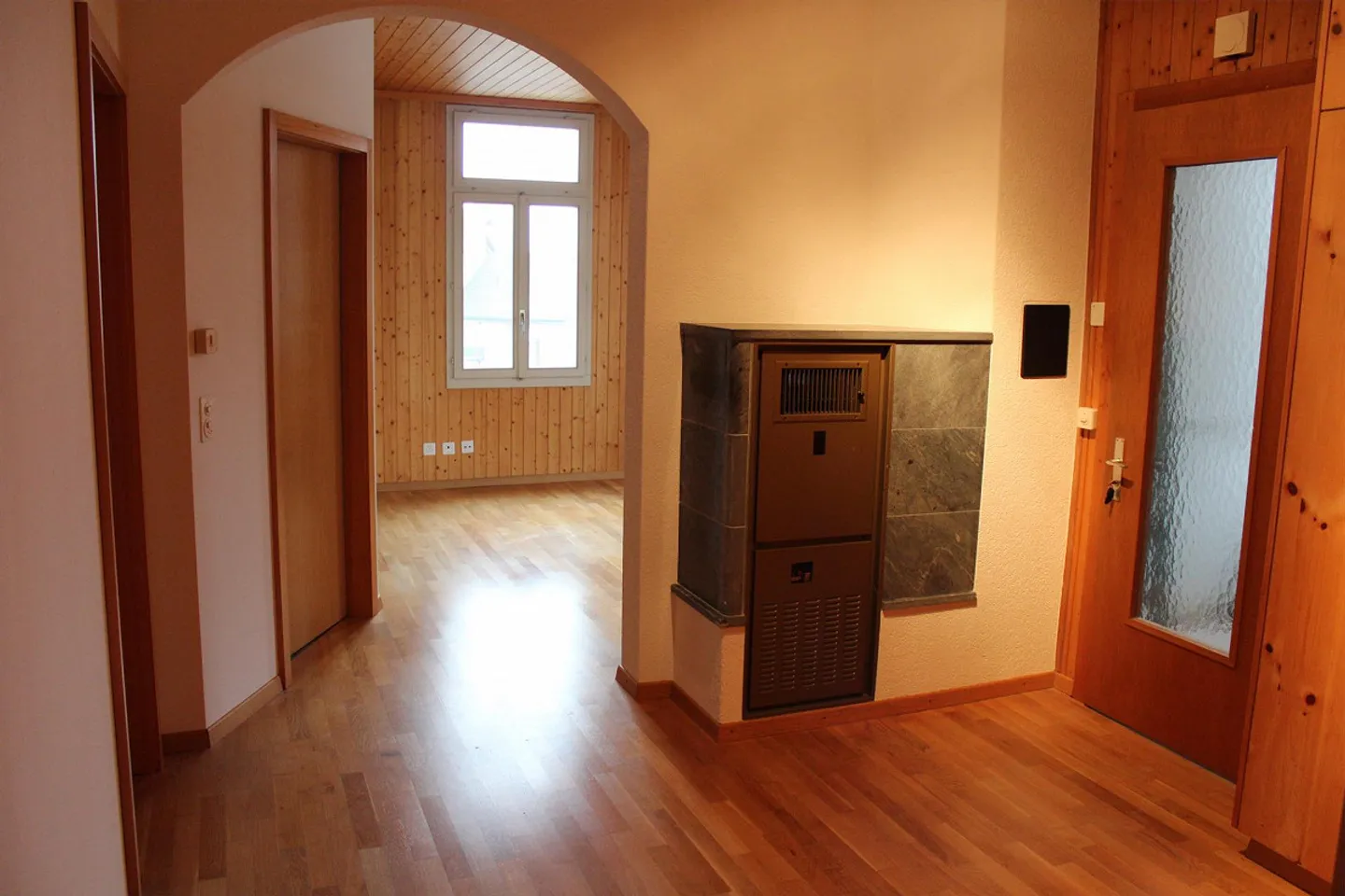 Ampio appartamento di 5 stanze nel centro di Malters in affitto - Foto 3 di 8