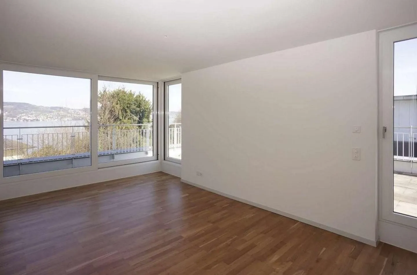 Dreamlike Penthouse Apartment with Lake View - Photo 4 of 9