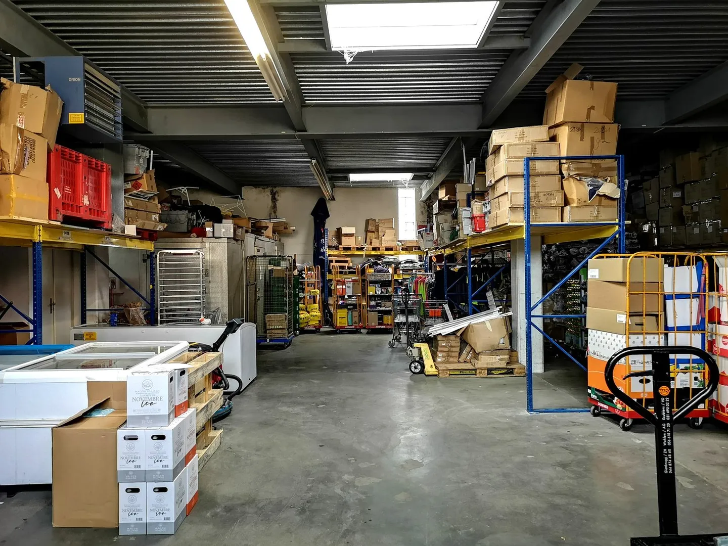 For sale large multipurpose space with storage, 3 parking spaces, 2 apartments - Photo 7 of 23