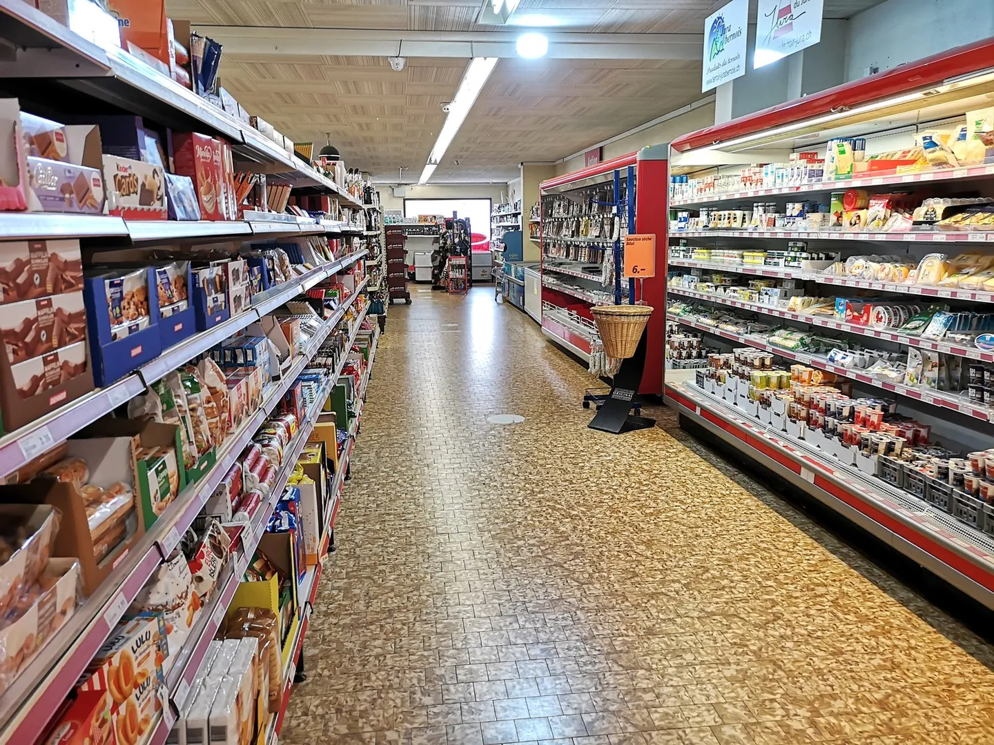 For sale large multipurpose space with storage, 3 parking spaces, 2 apartments - Photo 5 of 23