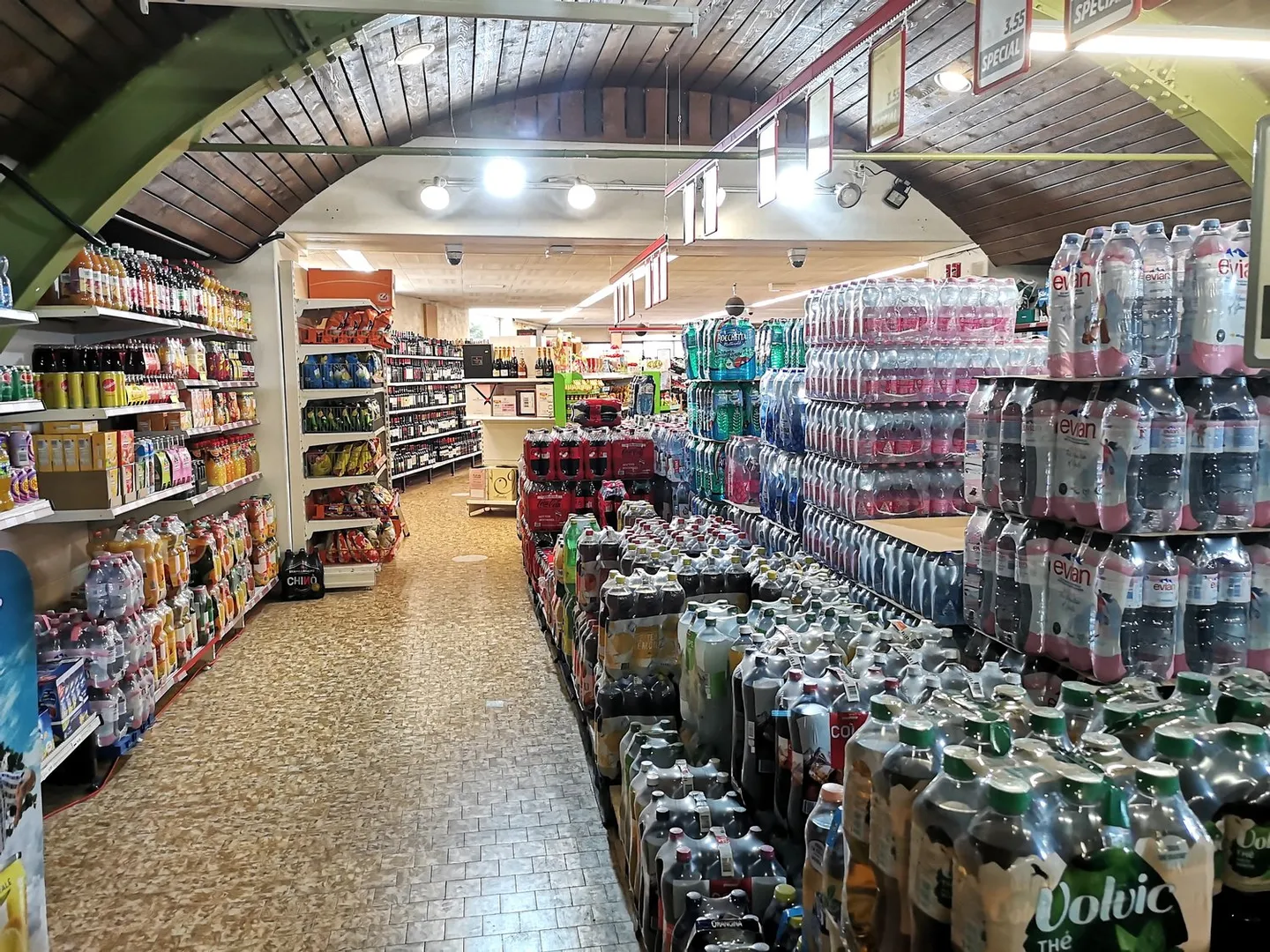 For sale large multipurpose space with storage, 3 parking spaces, 2 apartments - Photo 6 of 23