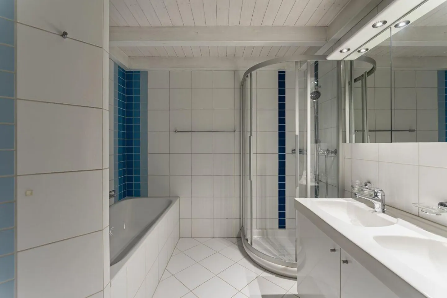 Aussergewöhnliche 8 1/2-Zimmer-Maisonettewohnung im Zentrum von  Cham - Foto 19 von 23