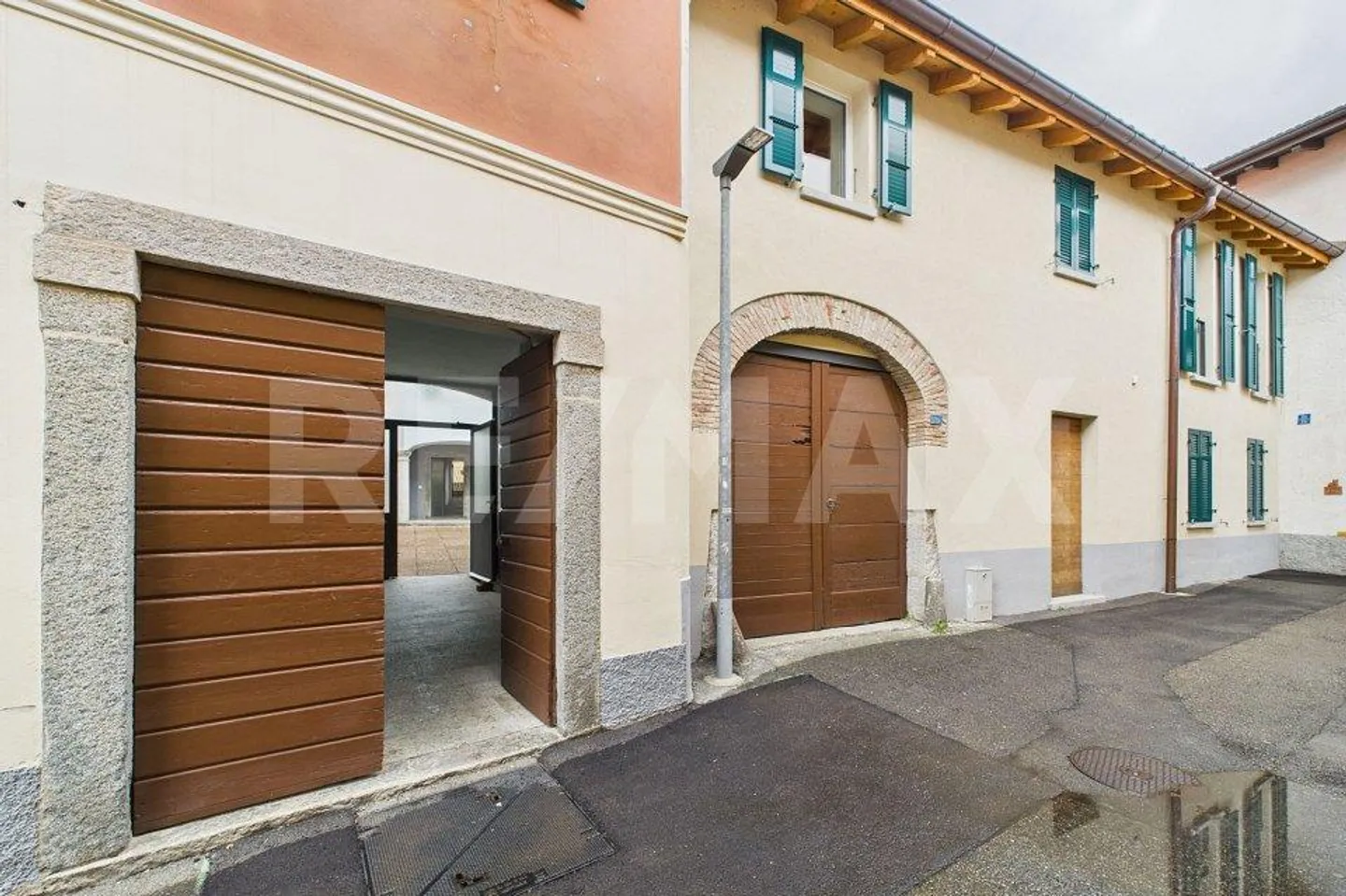 Proprietà di rendimento attraente: Casa plurifamiliare 10x residenziale, 1x commerciale + Cortile privato - Foto 9 di 10