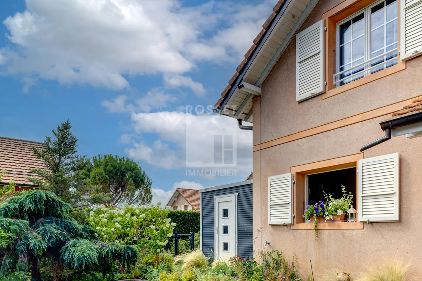 Single house for sale - Photo 1 of 9