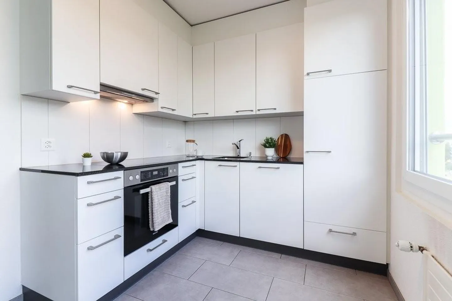 Modern Apartment with Balcony - Photo 8 of 11