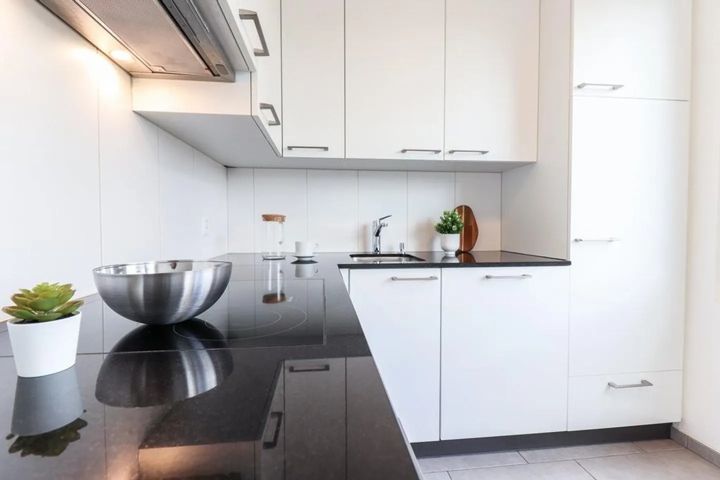 Modern Apartment with Balcony - Photo 9 of 11