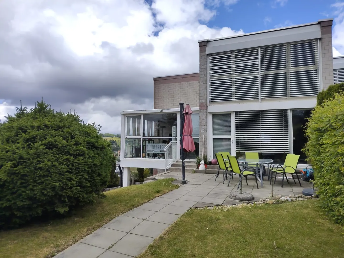Single-family house with three levels, spacious and bright in La Chaux-de-Fonds - Photo 1 of 12