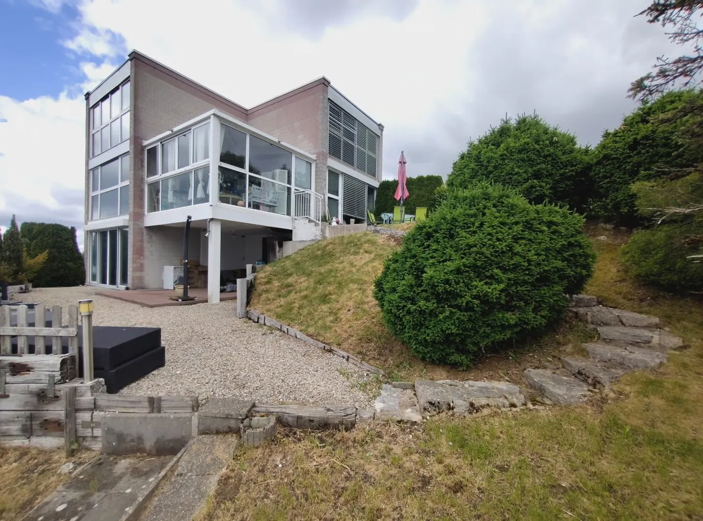 Single-family house with three levels, spacious and bright in La Chaux-de-Fonds - Photo 2 of 12