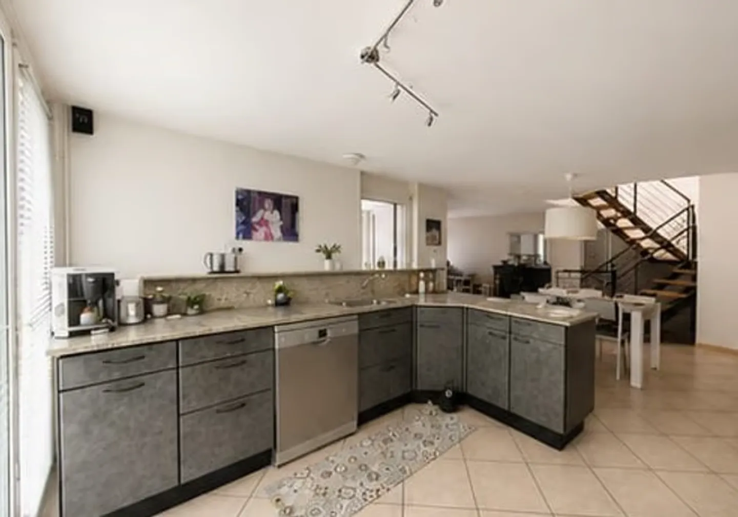 Single-family house with three levels, spacious and bright in La Chaux-de-Fonds - Photo 4 of 12