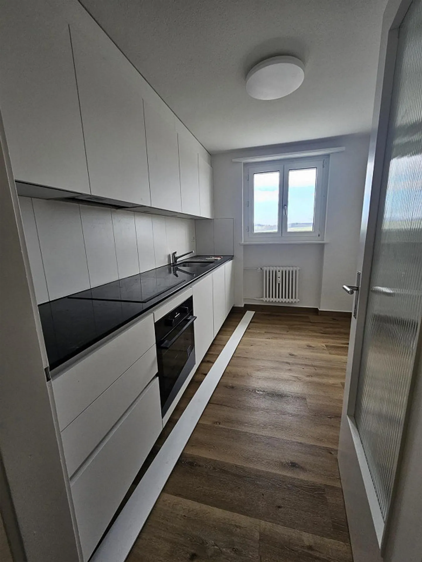 Appartement rénové de 3 pièces avec balcon dans un endroit calme - Photo 2 sur 7