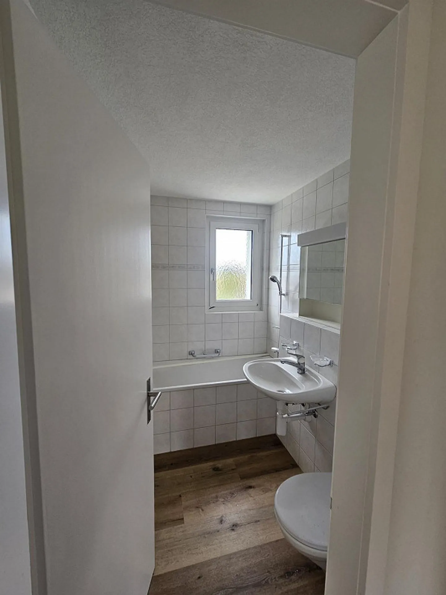 Appartement rénové de 3 pièces avec balcon dans un endroit calme - Photo 4 sur 7