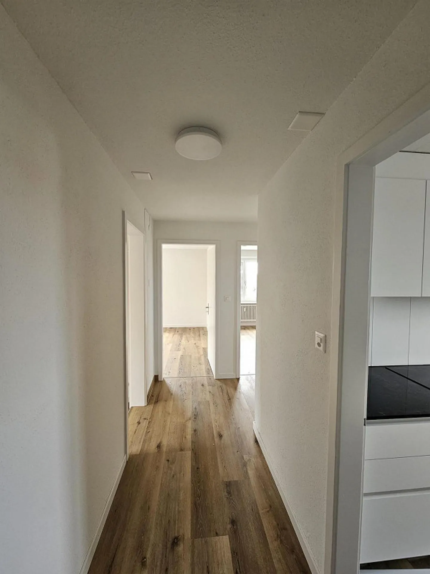 Appartement rénové de 3 pièces avec balcon dans un endroit calme - Photo 5 sur 7