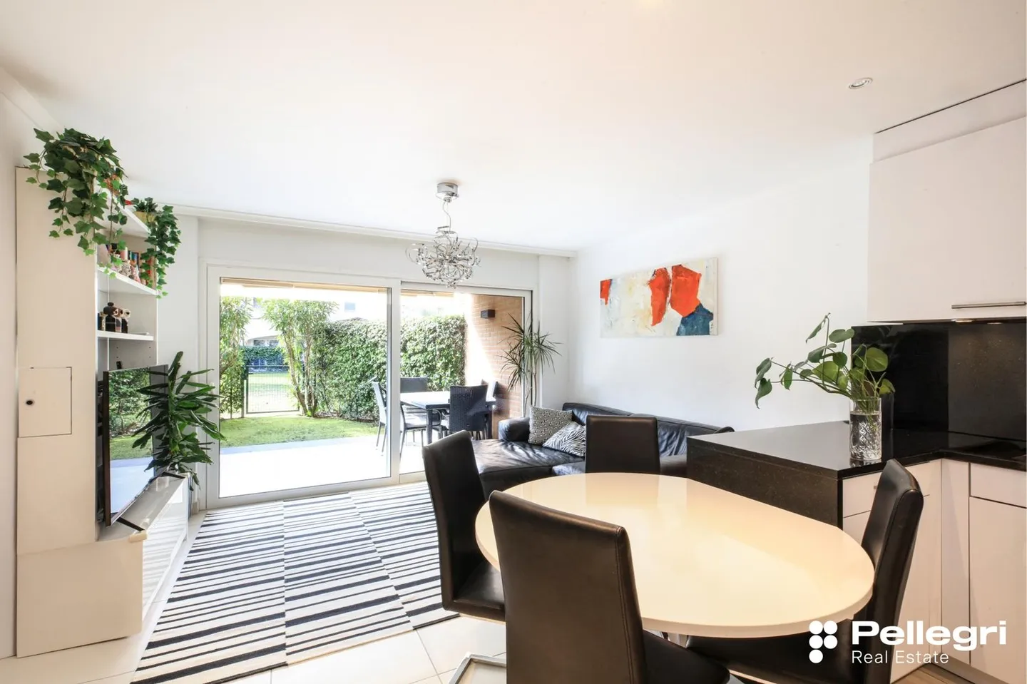 Confortable et ensoleillé à quelques pas du lac - Photo 2 sur 4