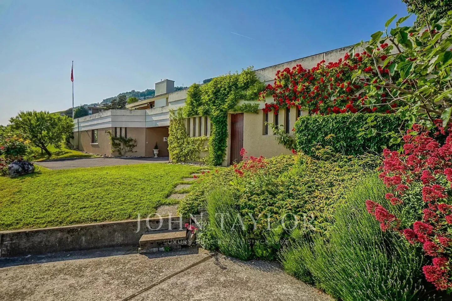 Sumptuous villa in the Heart of the Vineyards with Spectacular View - Photo 5 of 13