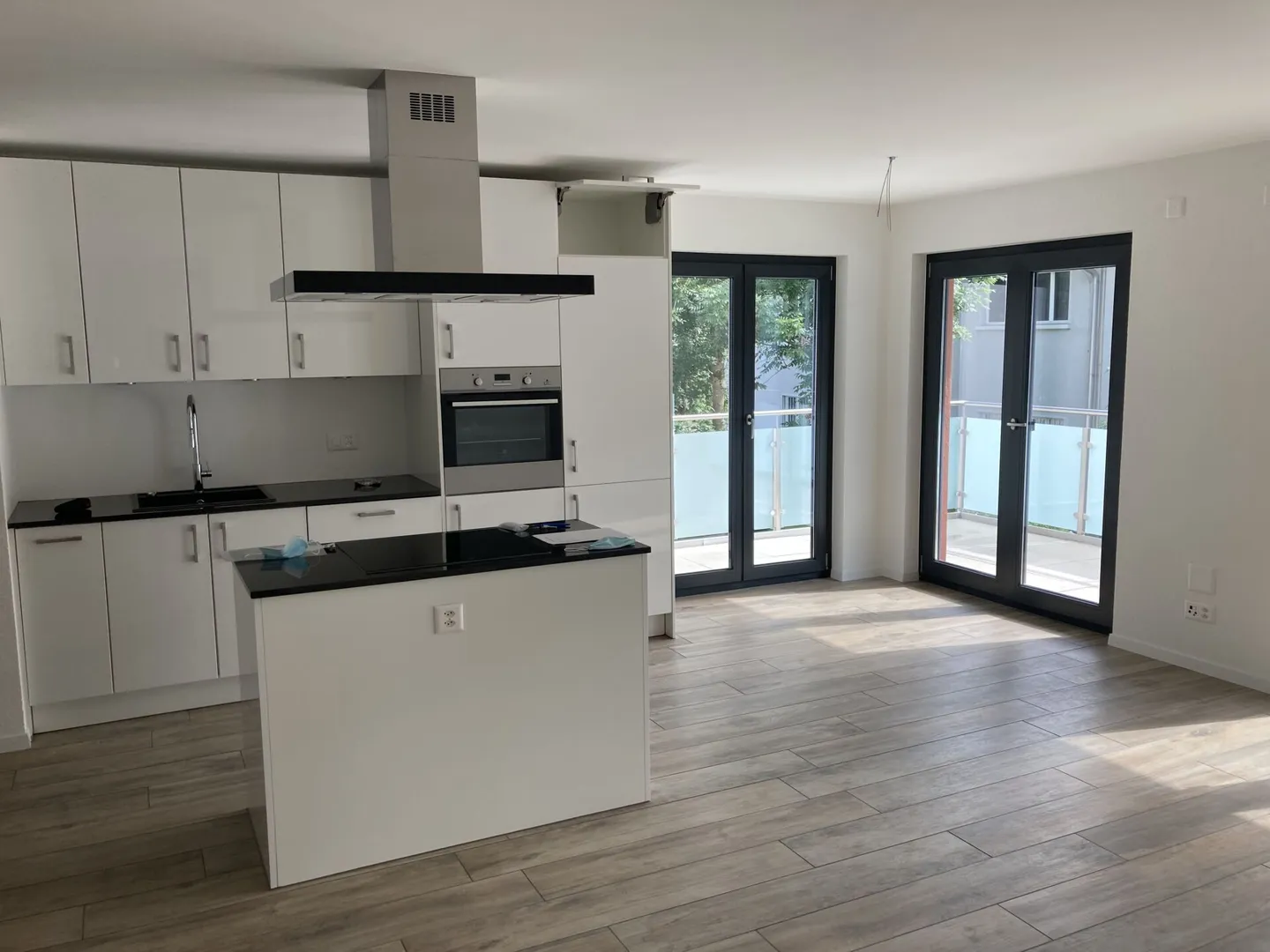 Bright 4.5 Room Apartment in Central Location - Photo 3 of 9