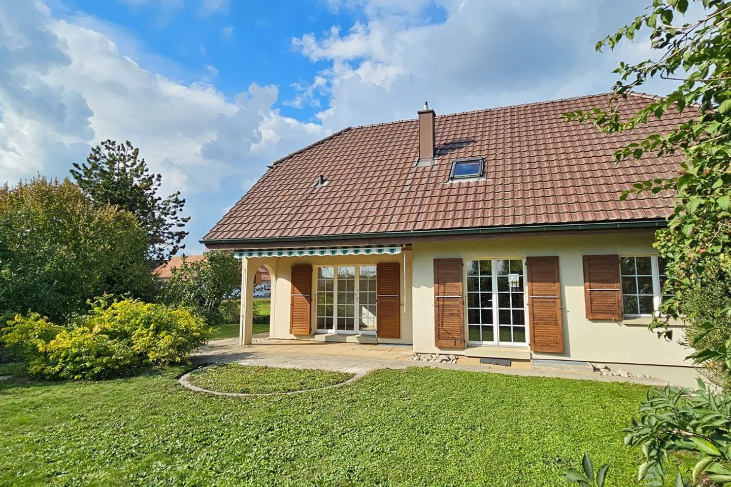 Incantevole casa unifamiliare di 6,5 stanze con grande giardino - Foto 1 di 13