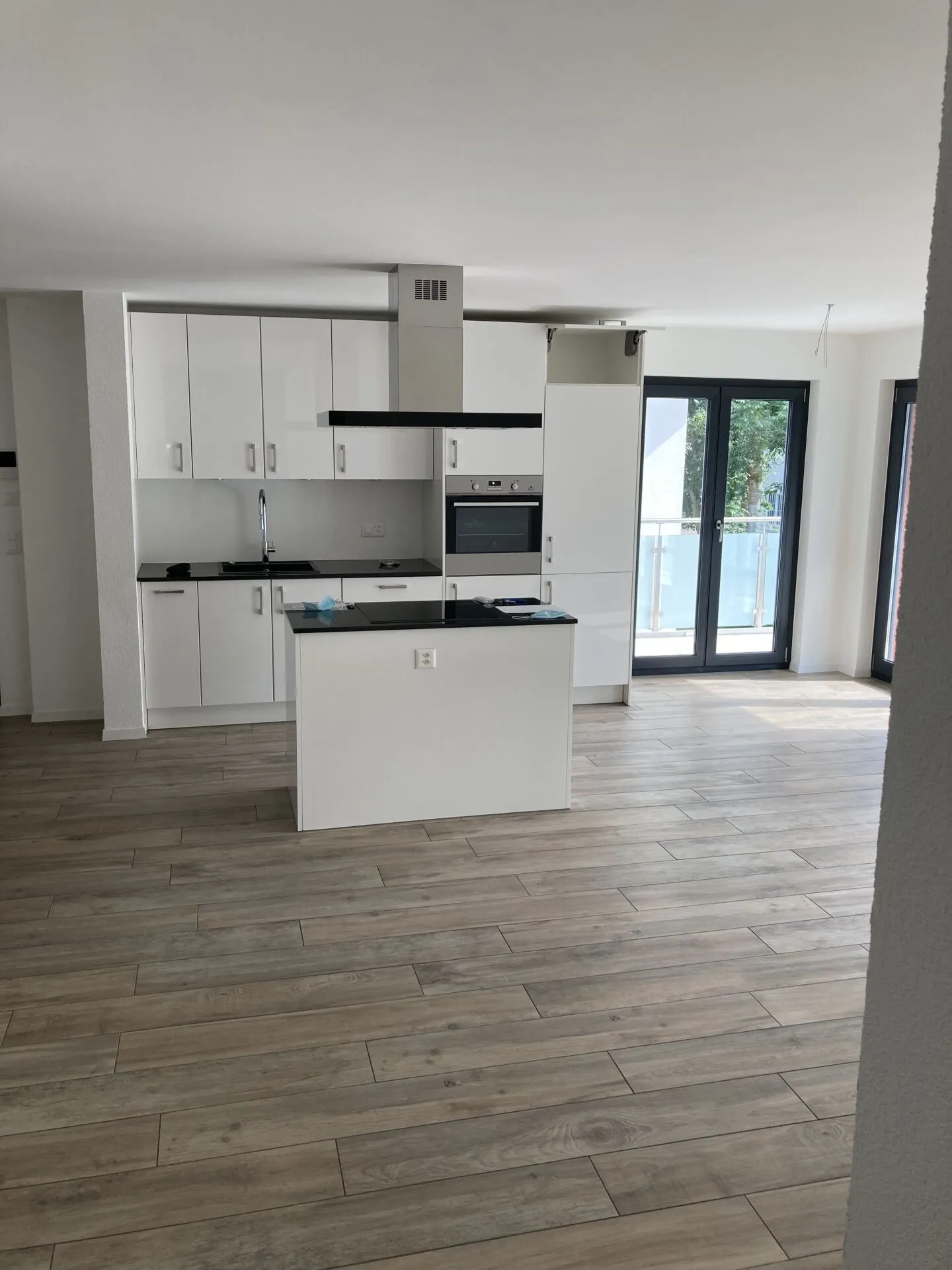 Bright 4.5 Room Apartment in Central Location - Photo 4 of 9