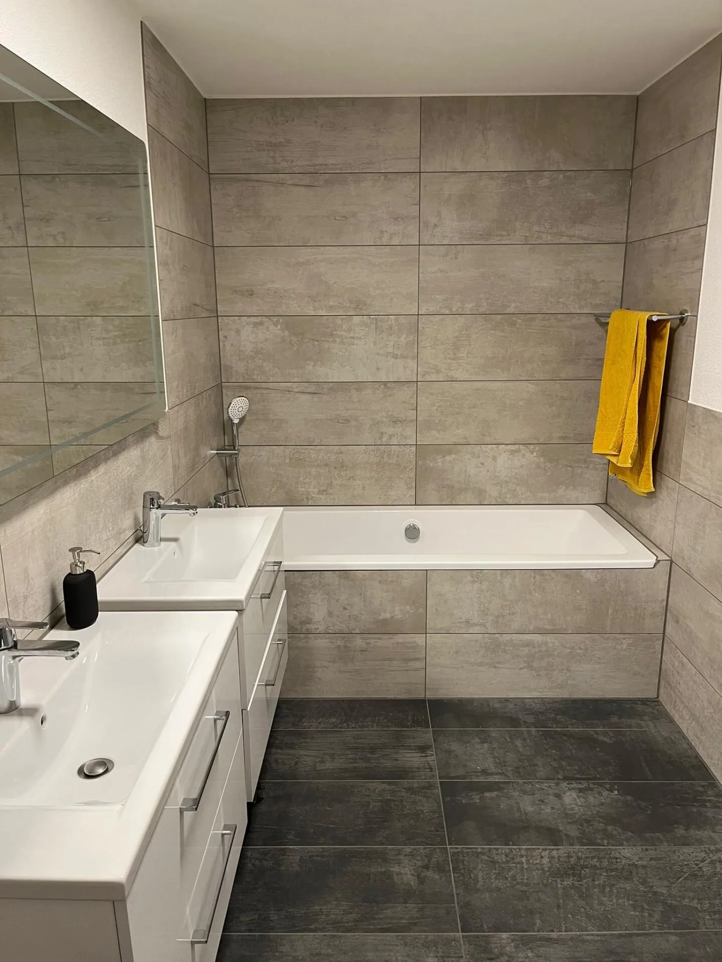 Bright 4.5 Room Apartment in Central Location - Photo 5 of 9