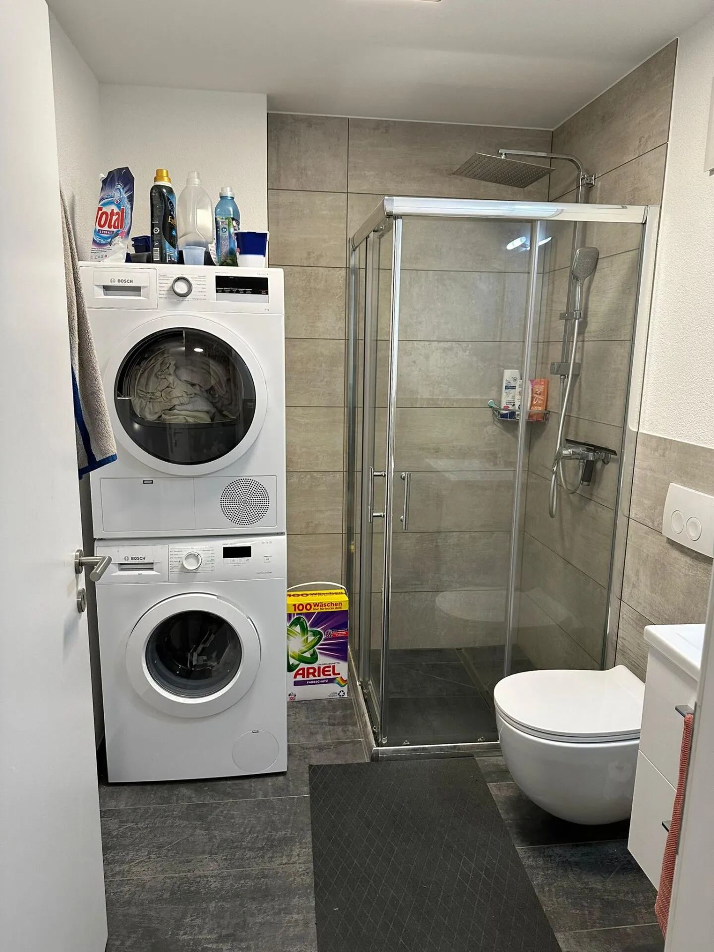 Bright 4.5 Room Apartment in Central Location - Photo 7 of 9