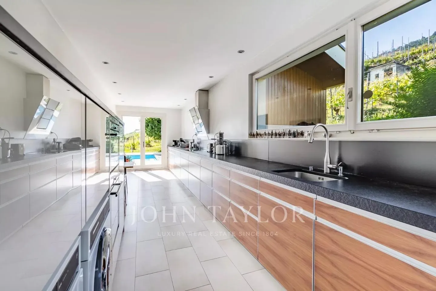 Sumptuous villa in the Heart of the Vineyards with Spectacular View - Photo 9 of 13