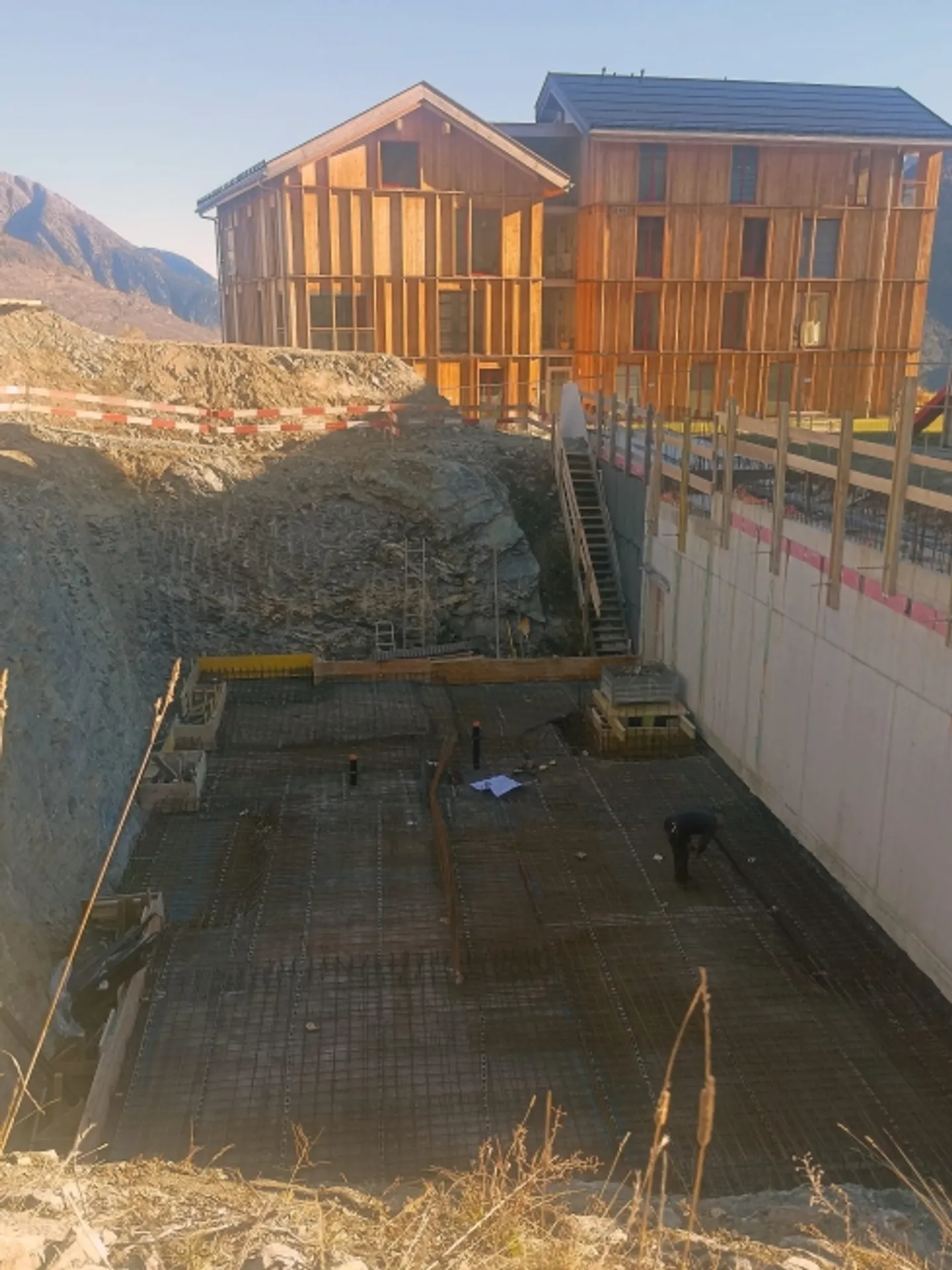 Appartement de jardin moderne 5.5 pièces à Zeneggen avec vue sur la montagne - Photo 2 sur 10