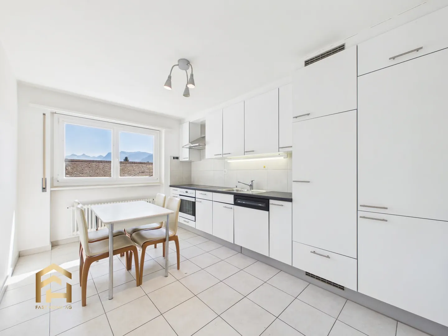 Spacious 4.5-room apartment with balcony in a quiet location - Photo 2 of 13