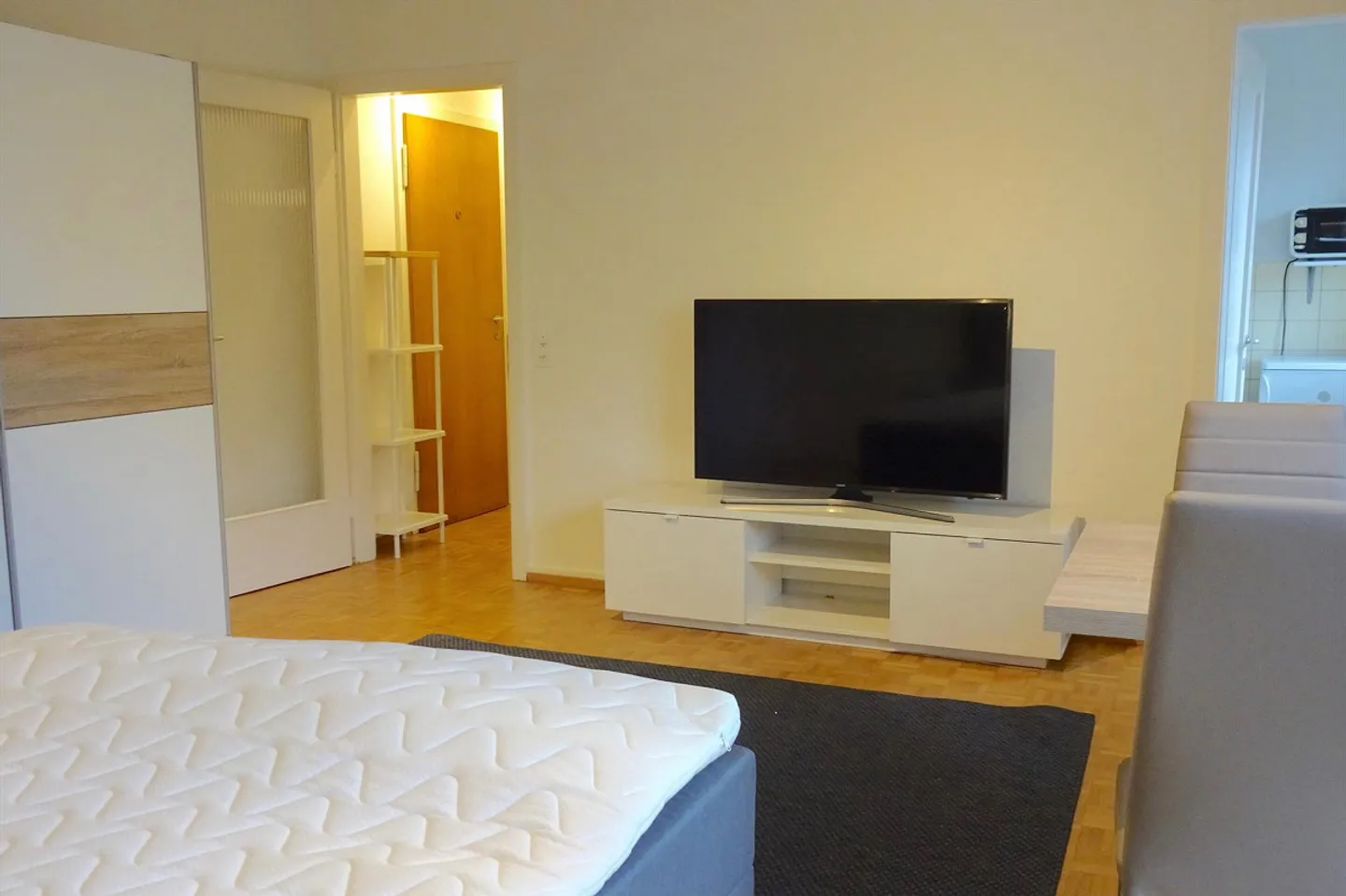 Beau studio meublé près de la gare de Badischer - Photo 2 sur 7