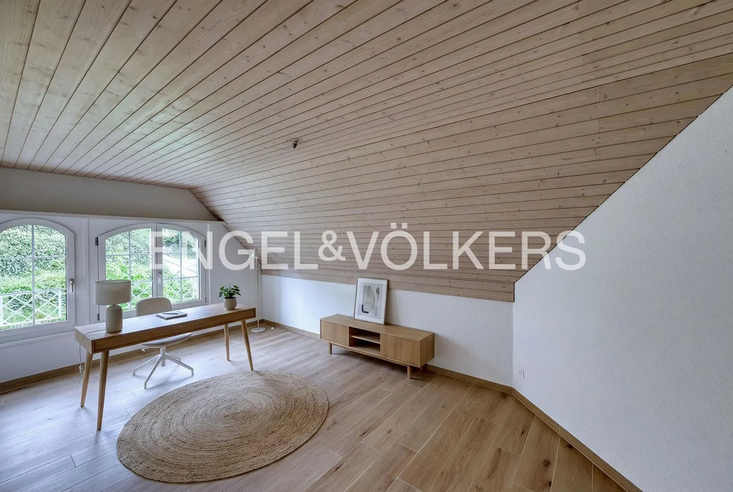 Spacious, classic and modern - Living with a view - Photo 7 of 9