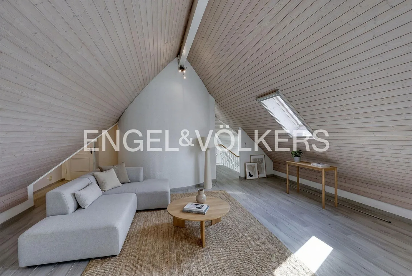 Spacious, classic and modern - Living with a view - Photo 8 of 9