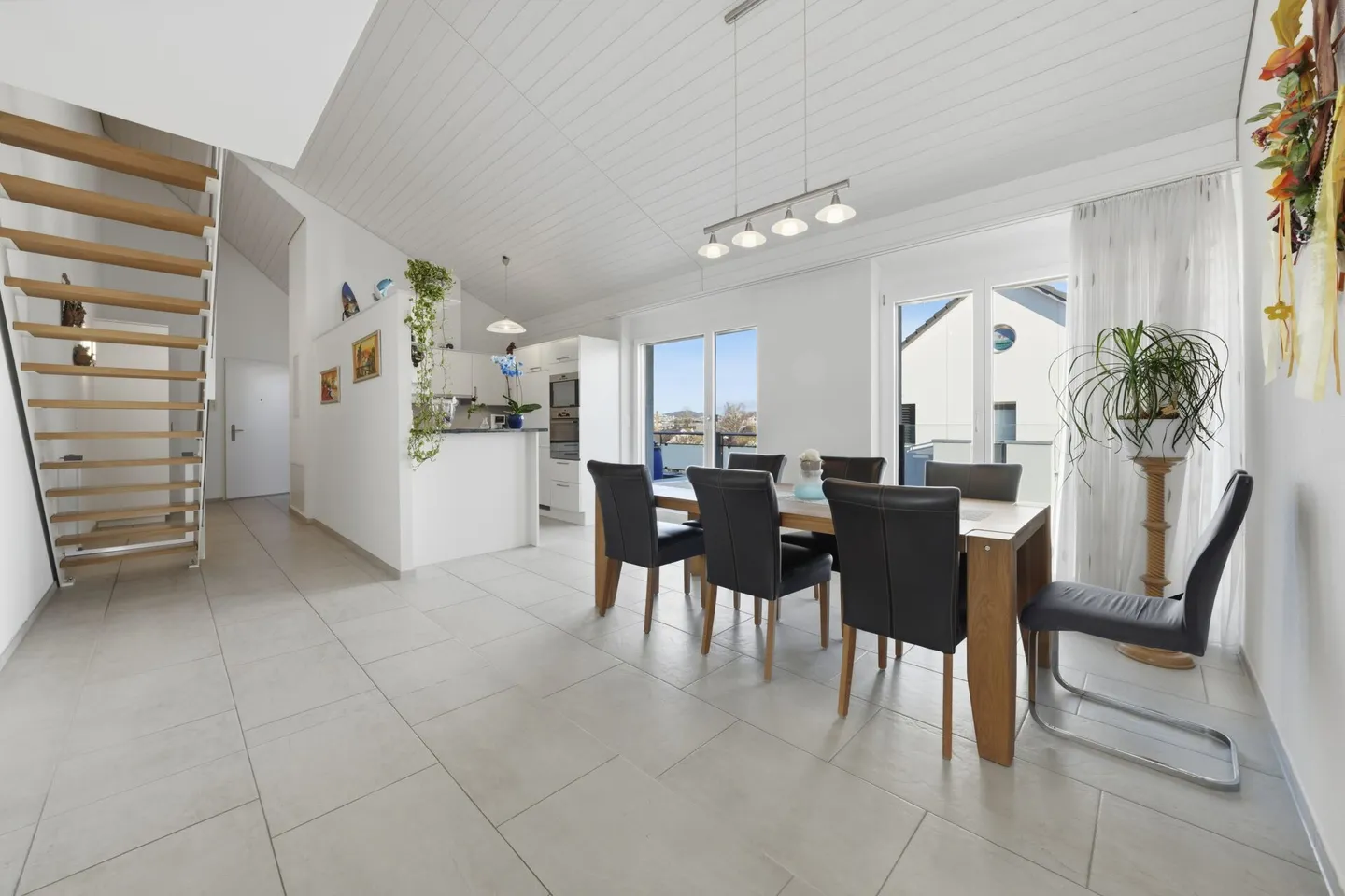 Geräumige Dachmaisonette mit Balkonen - Foto 5 von 24
