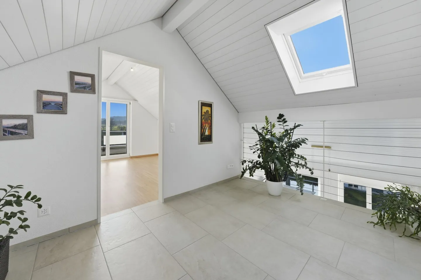 Geräumige Dachmaisonette mit Balkonen - Foto 8 von 24