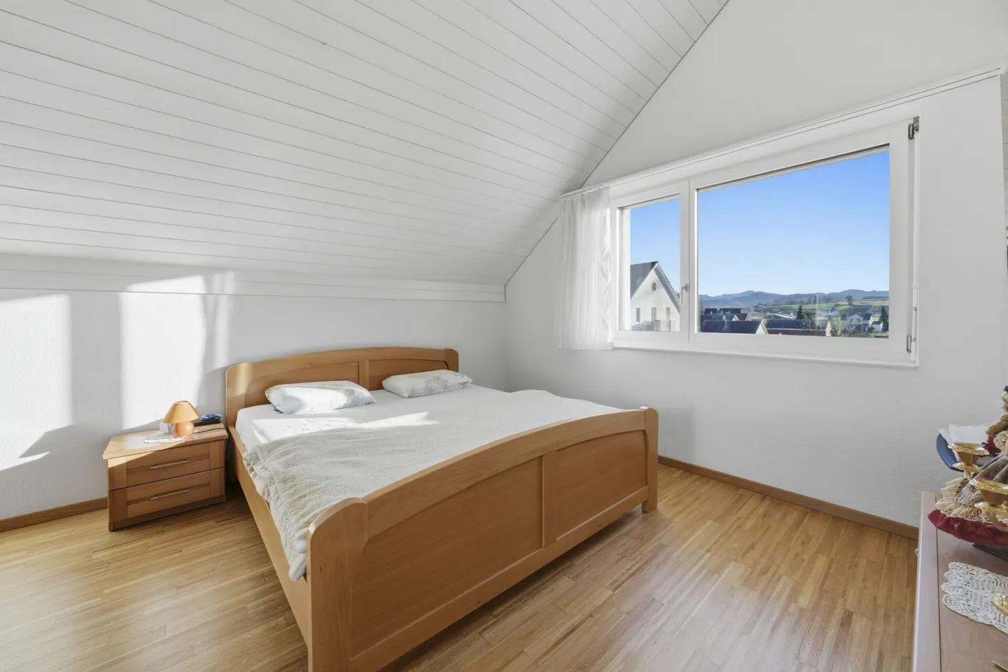 Geräumige Dachmaisonette mit Balkonen - Foto 9 von 24