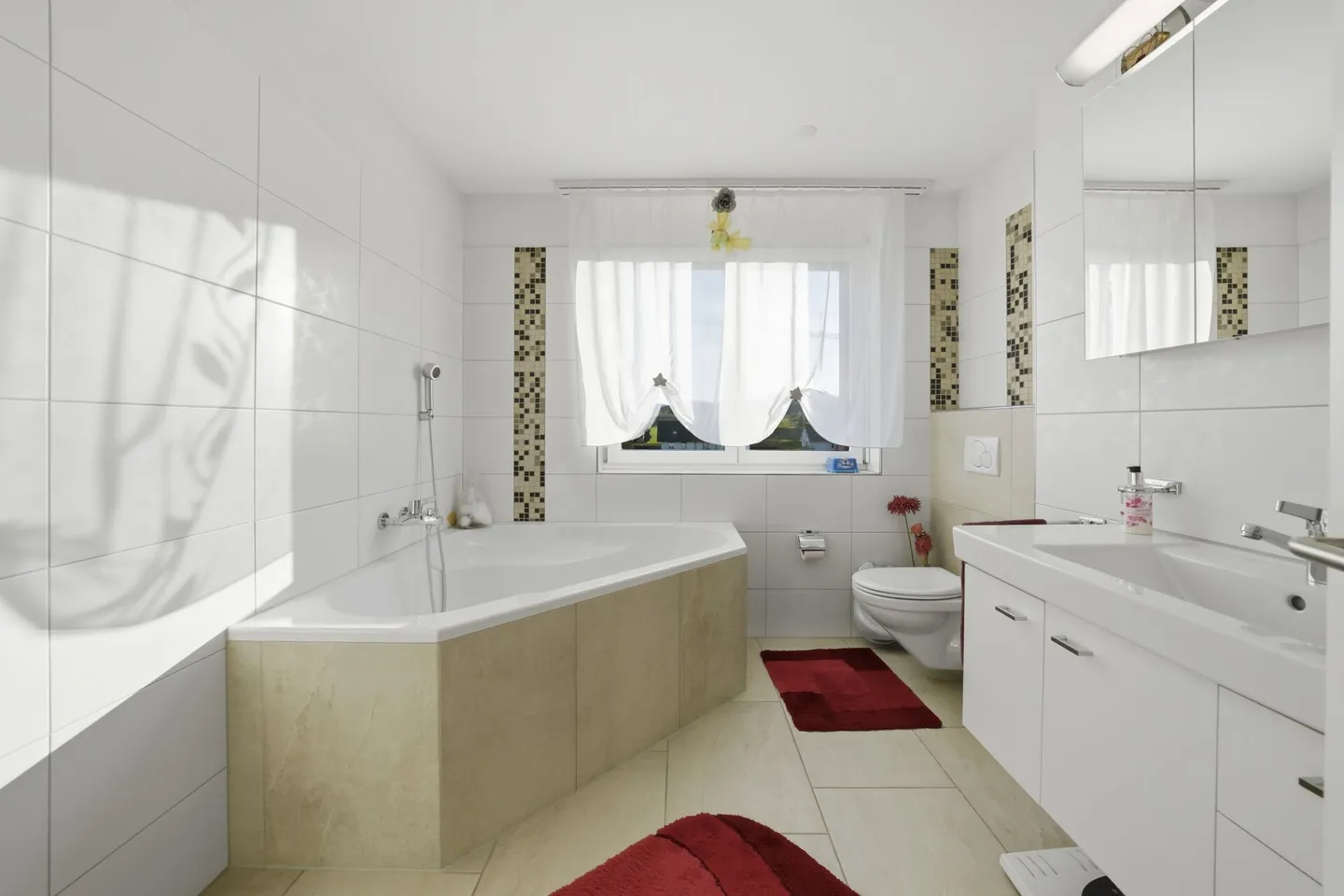 Geräumige Dachmaisonette mit Balkonen - Foto 13 von 24