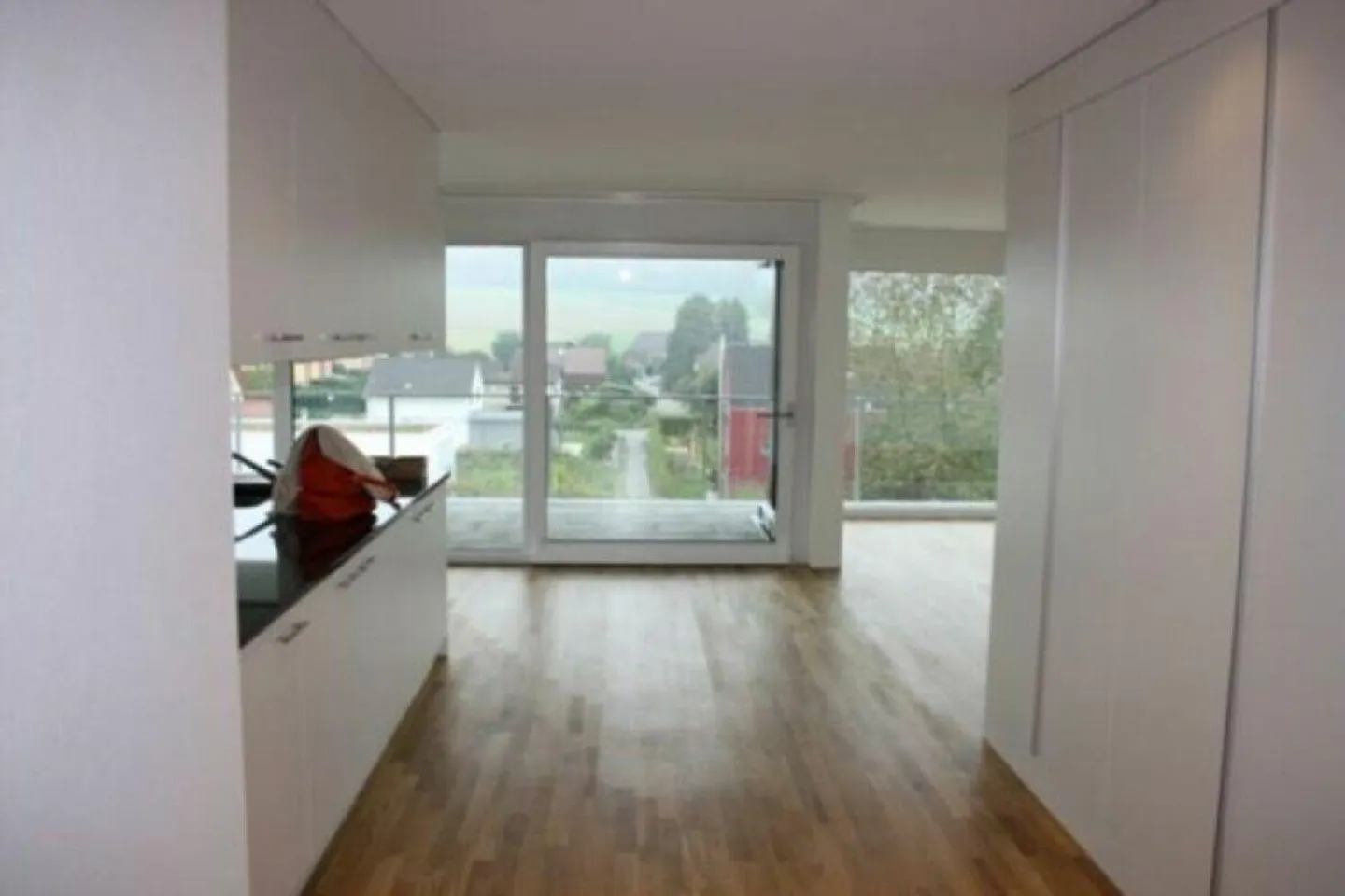 Appartement en attique de 3,5 pièces ensoleillé et calme - Photo 3 sur 8