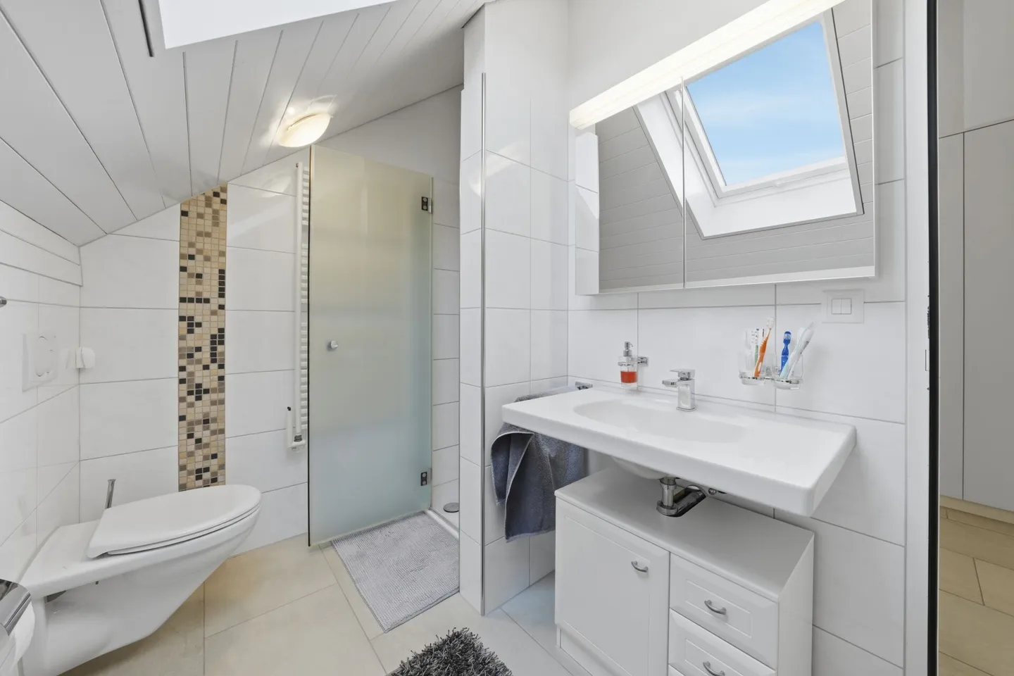 Geräumige Dachmaisonette mit Balkonen - Foto 14 von 24
